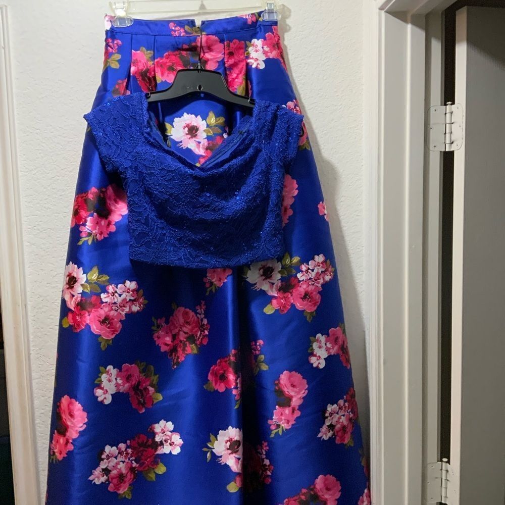 Bee Darlin, 2 piece prom dress, Royal blue lace top with floral skirt size 7/8